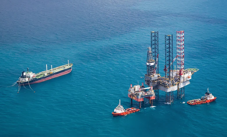 Offshore-Energieanlage mit Versorgungsschiffen aus der Luft