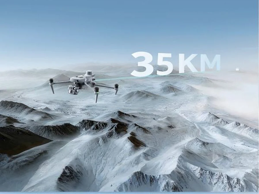 Autel EVO III über einem Hochgebirge, eingeblendet die Übertragungsreichweite von 35 km