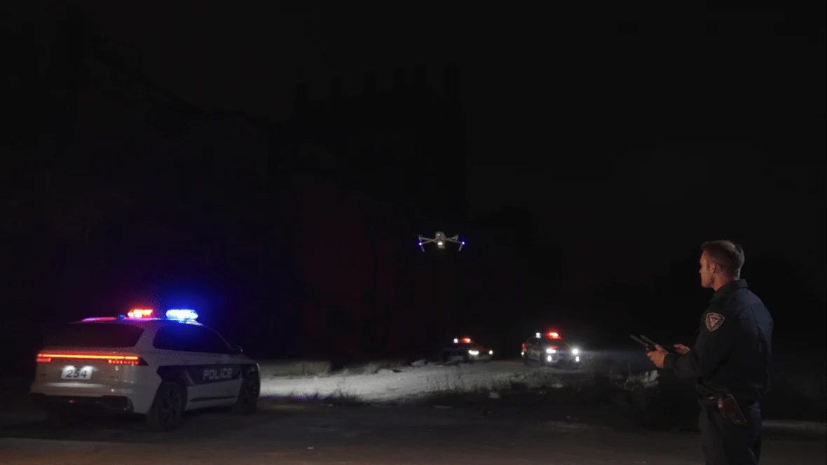 Nächtlicher Polizeieinsatz mit Streifenwagen und Drohne in der Luft