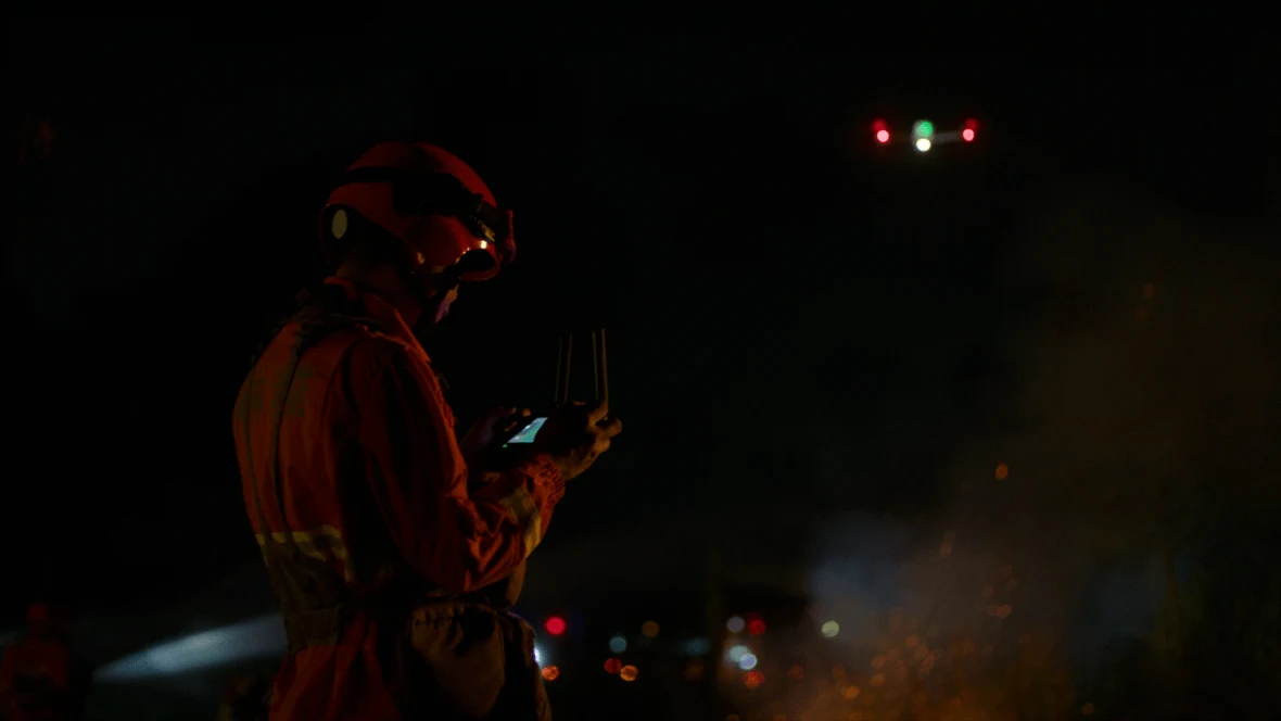 Feuerwehrkraft bei Nacht mit der Fernsteuerung