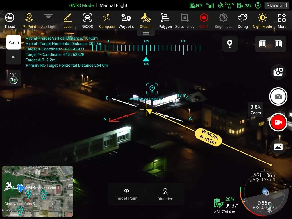 Livebild bei Nacht mit eingeblendetem 3D-Kompass, Entfernungsskala und Zielkoordinaten